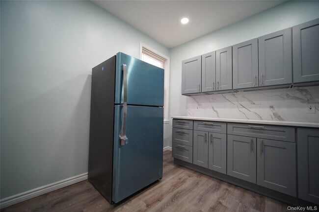 Foto del edificio - 723 E 227th St