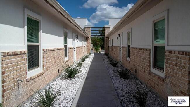 Foto del edificio - 312 E Magnolia Ave