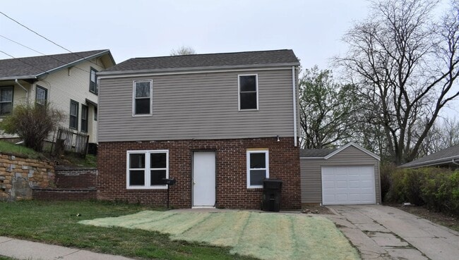Building Photo - 2325 S Clinton St
