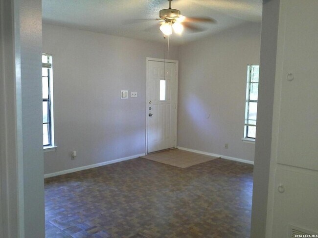 Foto del edificio - 8448 Dixon Ridge Dr