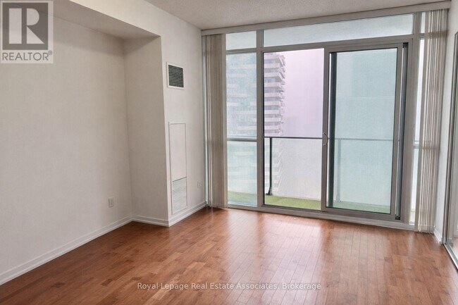 Photo du bâtiment - 65 Bremner Blvd