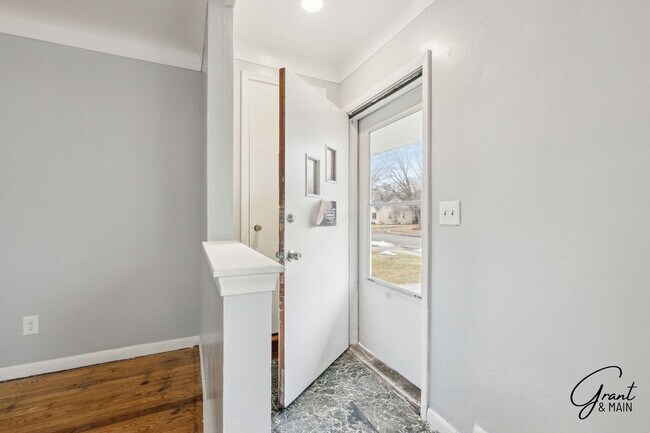 Foto del edificio - $1400 - Fully Renovated 3 Bed 1.5 Bath