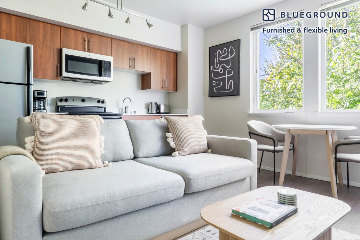 Foto principal - 4302 7th Ave NE
