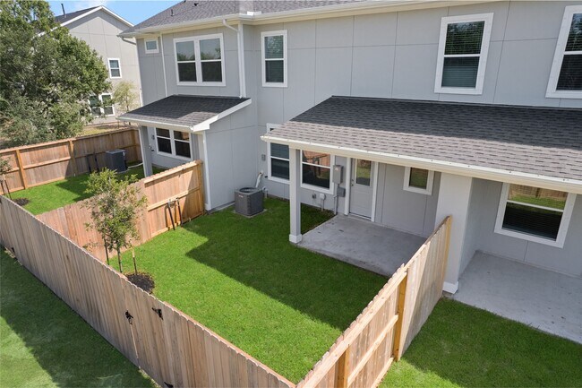 Foto del edificio - 8104 Danson Ln