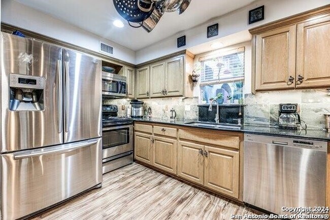 Foto del edificio - 204 Walnut Way