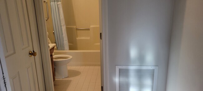 bathroom 1 - 40 Greenleaf St