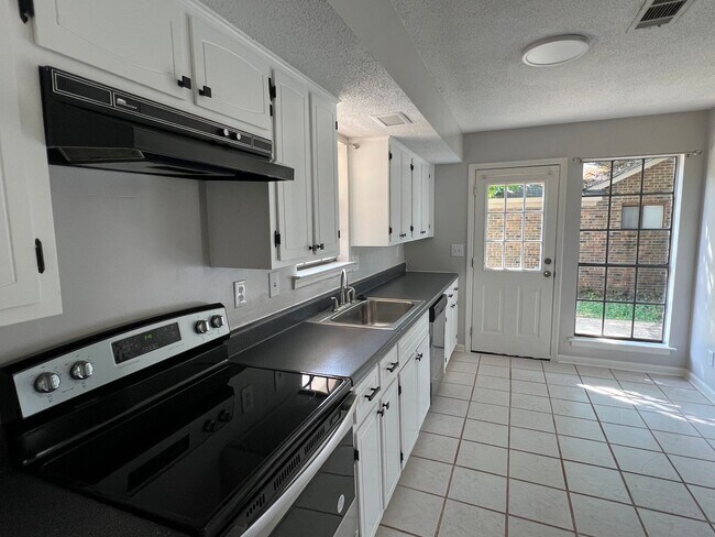 Building Photo - Forest Hills Home