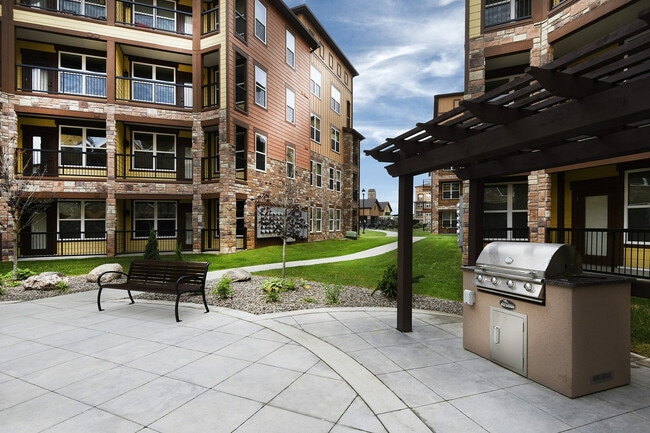 Disfrute de tardes soleadas y excelentes comidas en nuestra hermosa parrilla. - Watermark at Jordan Creek