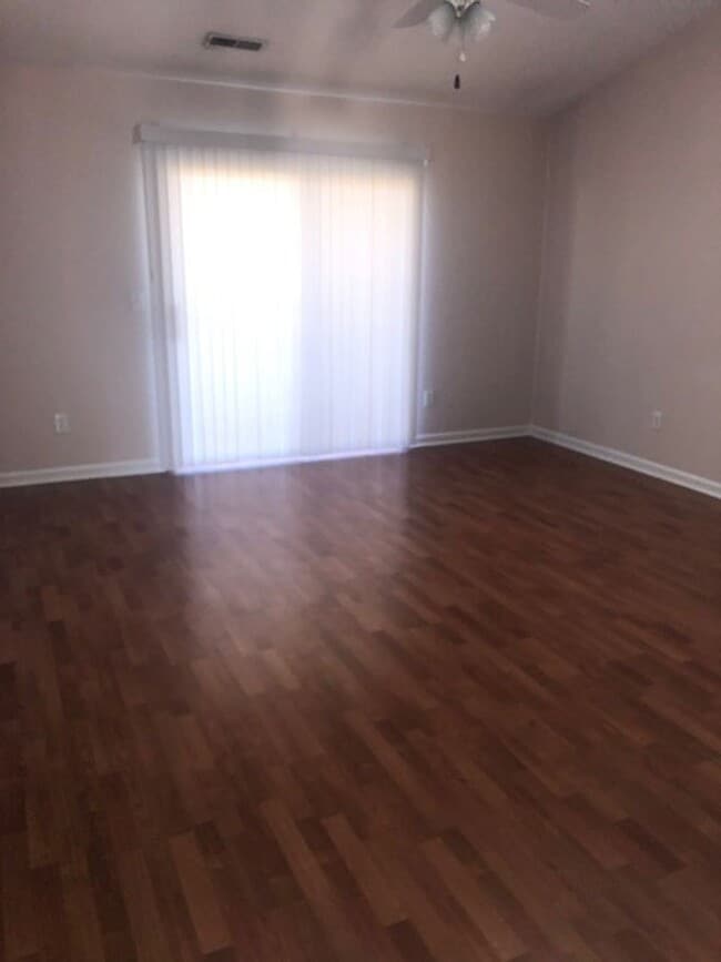 Building Photo - Q201