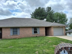 Building Photo - 104 Cottage Cir