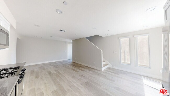 Foto del edificio - 951 Mariposa Ave