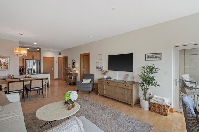 Building Photo - 1550 E Royall Pl
