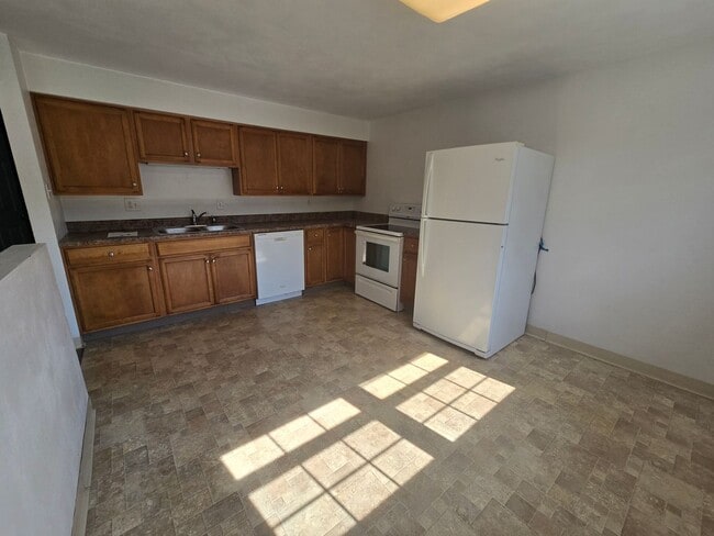 Building Photo - Beautiful three bedroom townhouse - Hempfi...