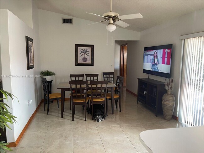 Foto del edificio - 11243 SW 74th Terrace