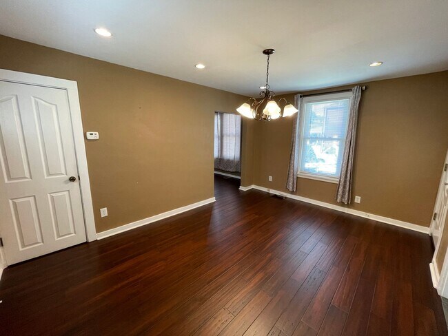 Foto del edificio - Charming 2BR Home with Large Yard & Porch in Mount Washington