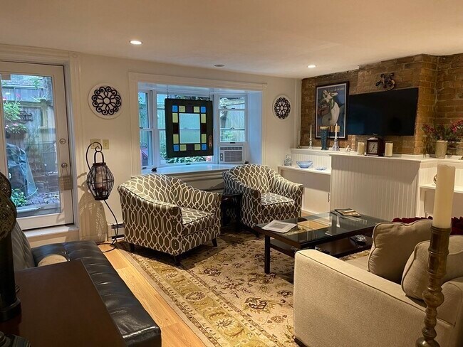 Building Photo - 12 Lawrence St