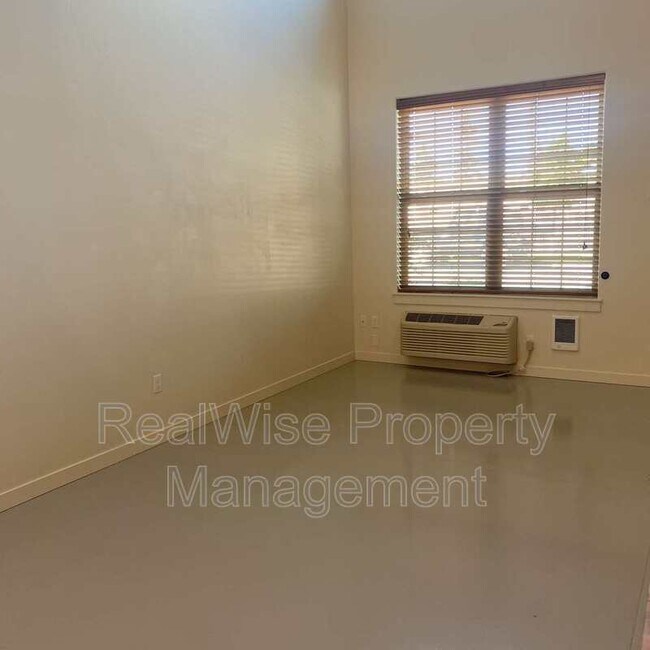 Building Photo - 738 W Antler Ave
