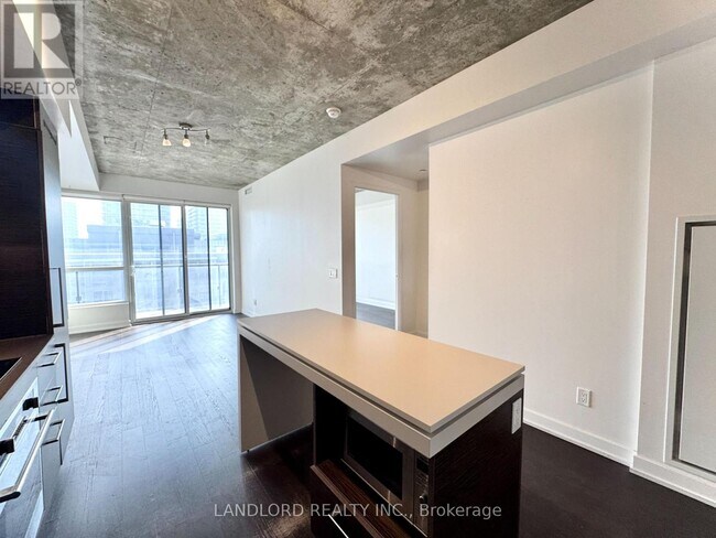 Photo du bâtiment - 1030 King St W