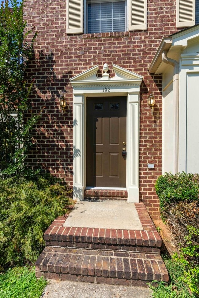 Building Photo - Spacious Townhouse with Basement in Farmvi...