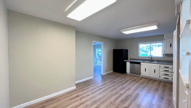 Building Photo - W 4th St Unit A