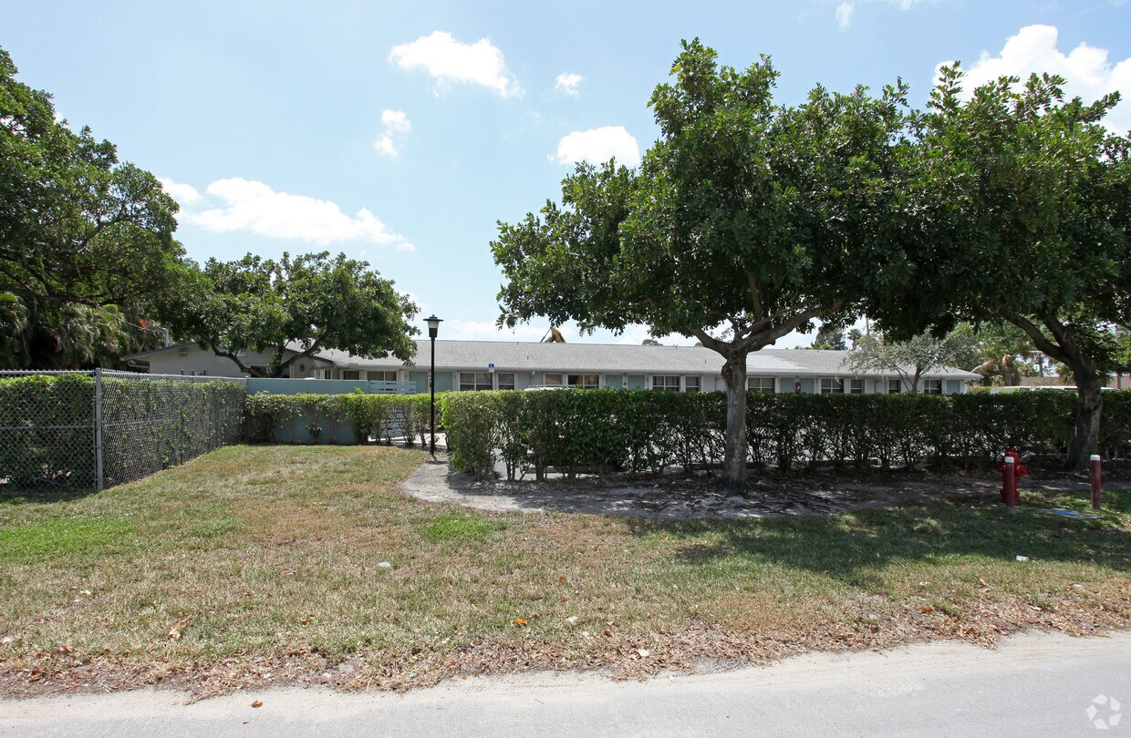 Building Photo - 868 SW 10th St
