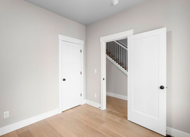 Foto del edificio - Beautiful New Construction 4-Bedroom Home with a Main-Level Bedroom, Designer Finishes, Attached ...