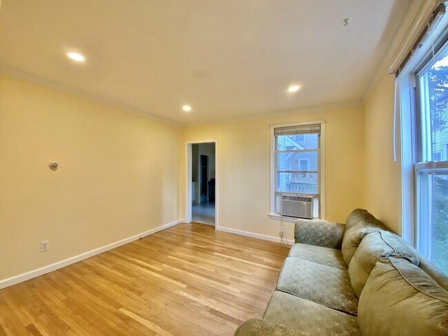 Building Photo - 7 Bartlett Ave