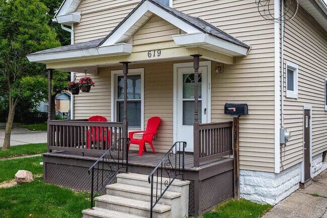 Building Photo - 619 Backus St