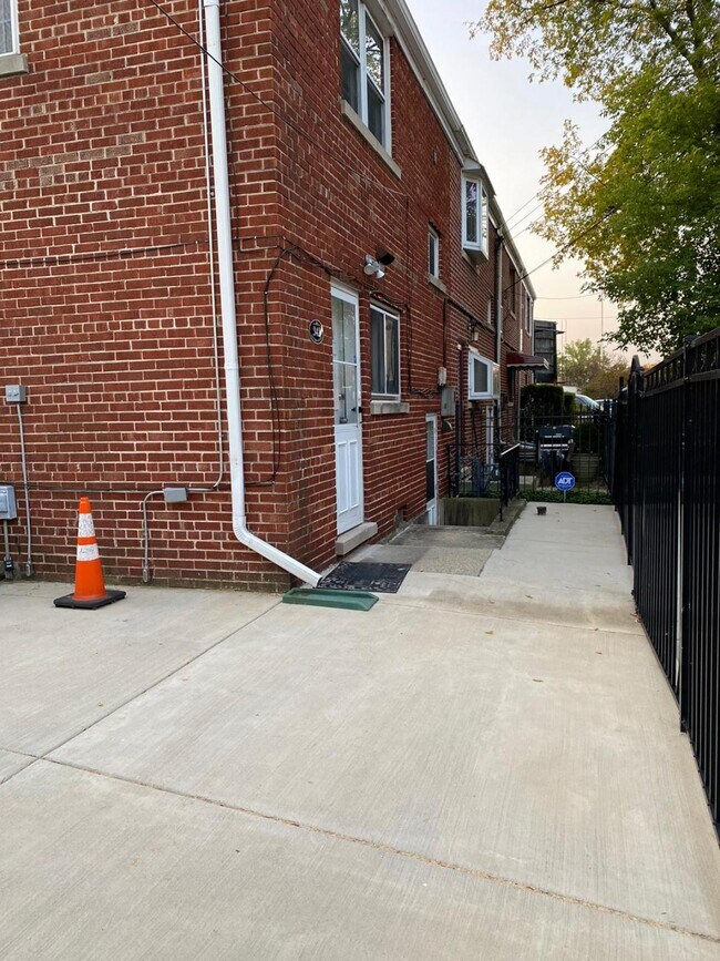 Foto del edificio - 342 Higgins Rd