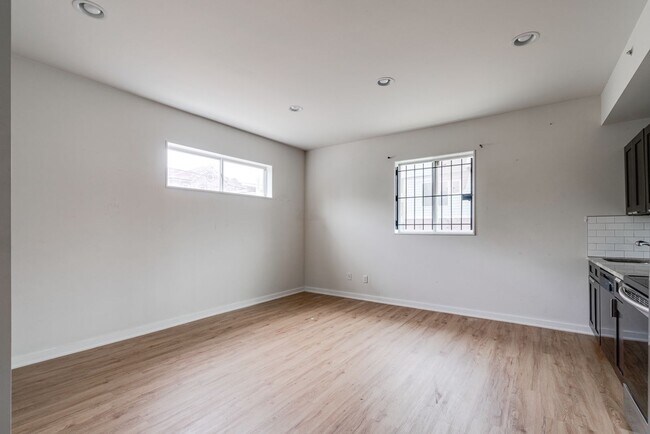 Building Photo - Newly Renovated Temple Apartments