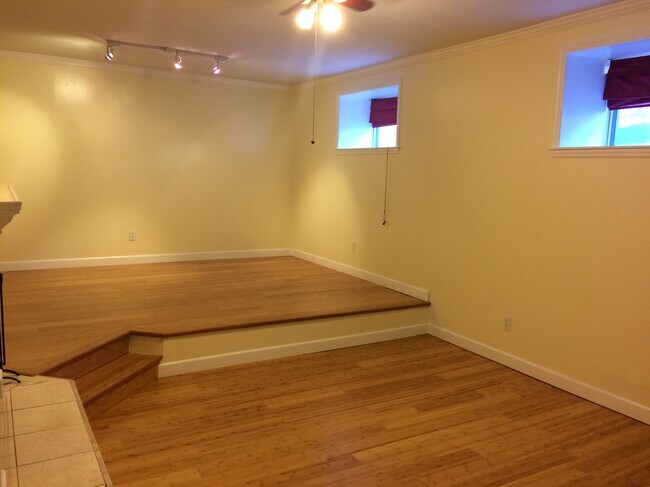 Dinning Room - 322 N Boyle Ave