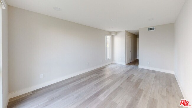 Building Photo - 953 N Mariposa Ave
