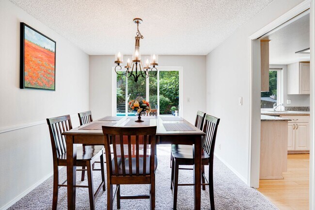 Building Photo - Beautiful 5 bed 3 bath Kirkland single fam...