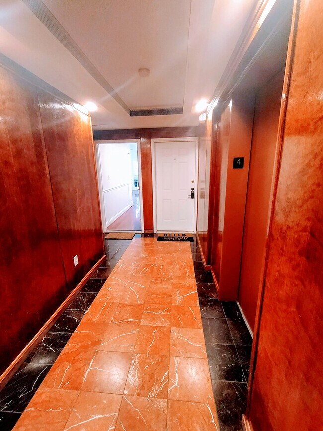 Entrada al condominio - 1125 12th St NW