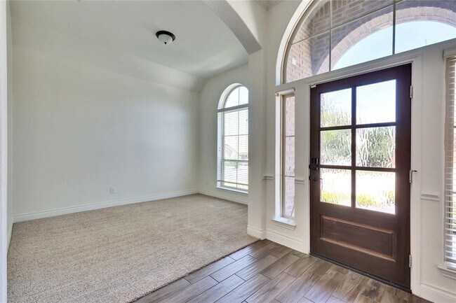 Building Photo - 6112 Empresa Dr