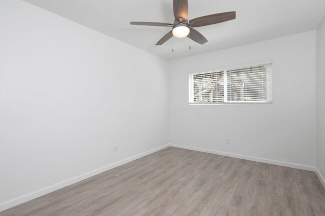 Building Photo - 2 Bedroom in PB with Access to Parking, Po...