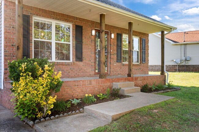 Foto del edificio - Move-In Special Available! Charming Brick Home with Soaring Ceilings & Updated Finishes!