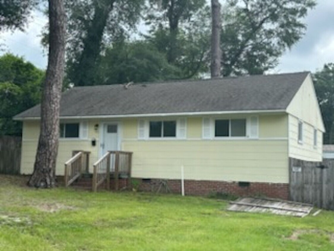 Foto principal - Desirable 3 Bedroom Home