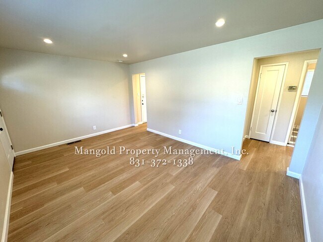 Foto del edificio - Updated 2 Bed 1 Bath Home on a Spacious Corner Lot with Large Yard Located in Monterey