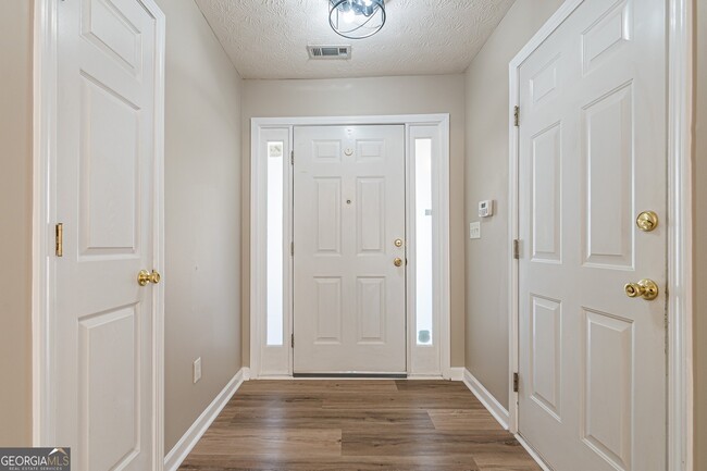 Building Photo - 5755 Lakeview Cir