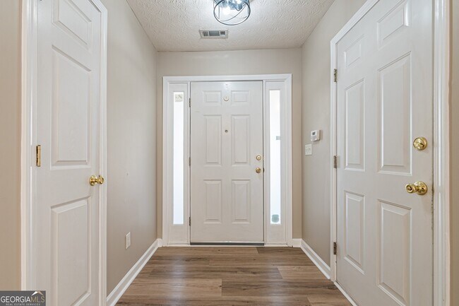 Foto del edificio - 5755 Lakeview Cir