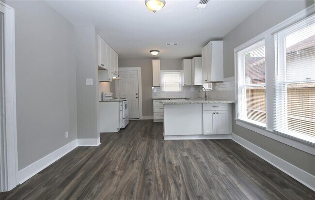 Building Photo - 5206 Avenue H