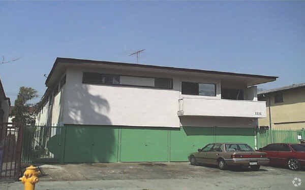 Building Photo - 1131 N Beachwood Dr