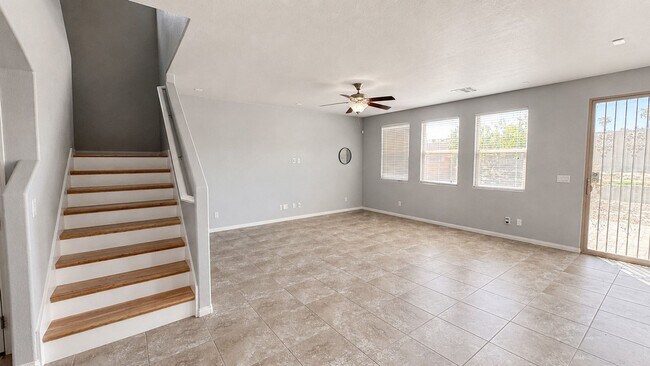 Foto del edificio - NO HOA | 2 Story New Paint | New Appliances | Bedroom & Full Bath Downstairs