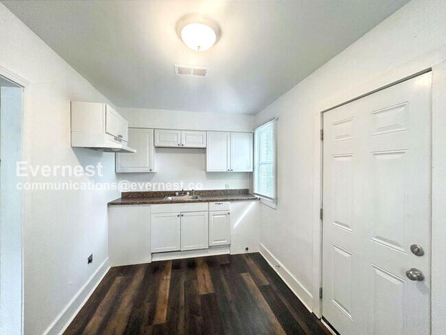 Foto del edificio - 1-Bedroom, 1-Bathroom Home with Laundry Ho...