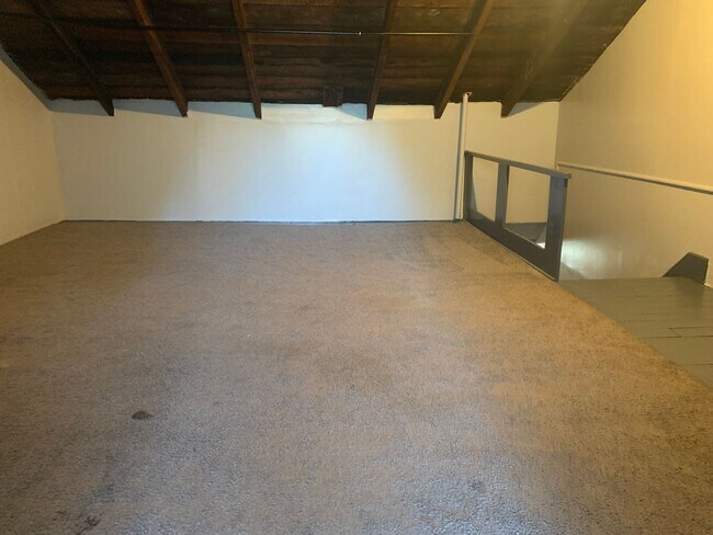 Building Photo - Available Now! Cozy 1-2 bedroom house with...