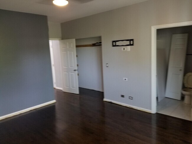Master Bedroom showing closet - 4346 S Lake Park Ave