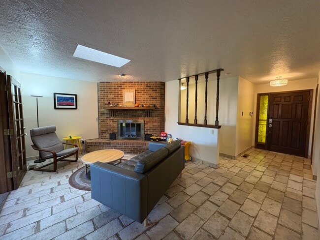 Foto del edificio - 12344 Claremont Ave NE