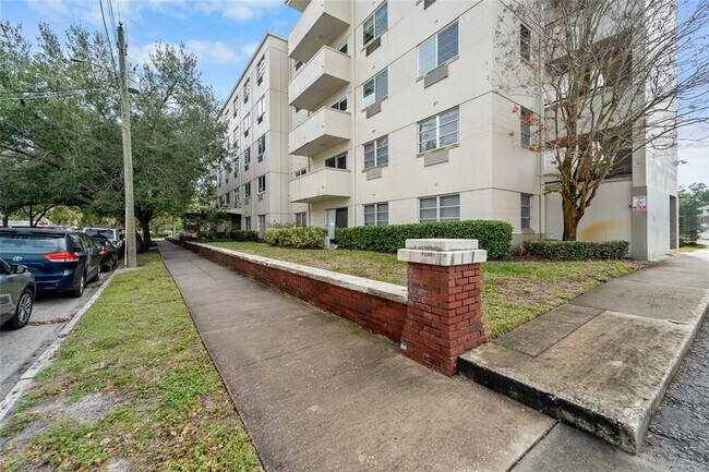 Building Photo - 406 W Azeele St