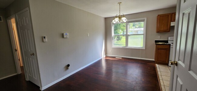 Building Photo - Lovely 3 Bedroom 1.5 Bathroom Home